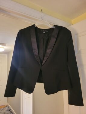 Eva Longoria  Black Satin-Lapel Cropped Blazer